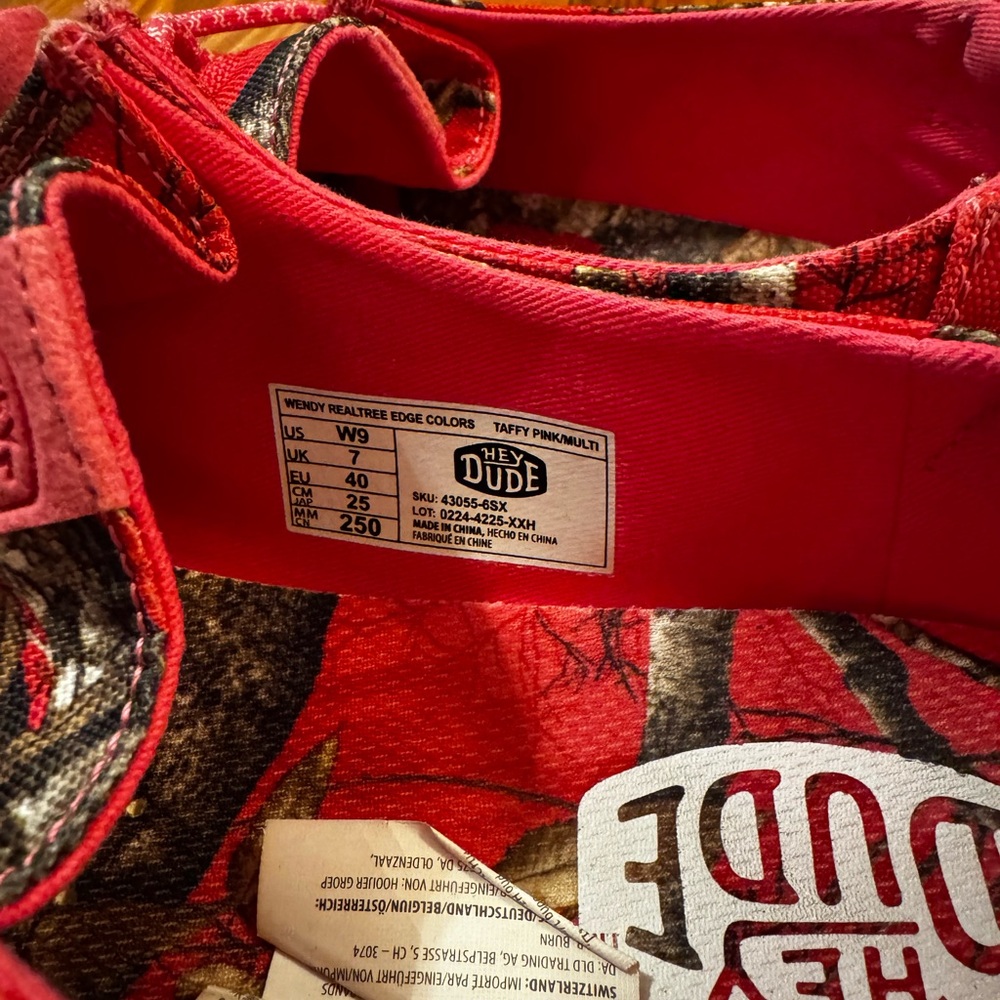 Hey Dude Women’s Wendy Realtree Edge Shoes in Pink and Brown Camo - Picture 4 of 8
